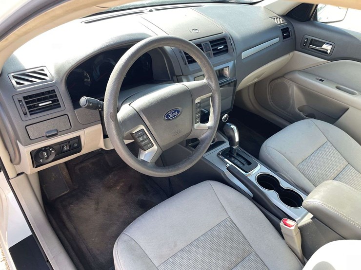 2012-ford-fusion-4-door-sedan-(95,800-miles)-image-11