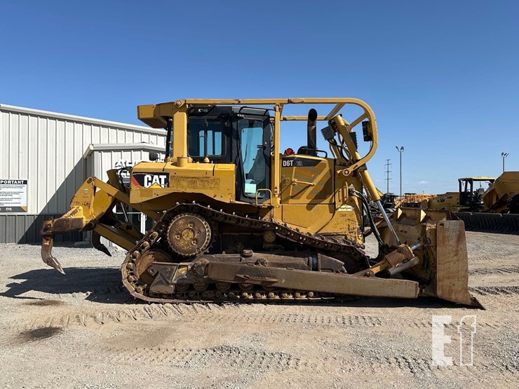 2011-caterpillar-d6t-image-6