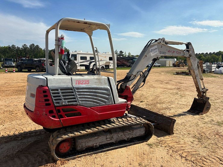 2013-takeuchi-tb235-image-3