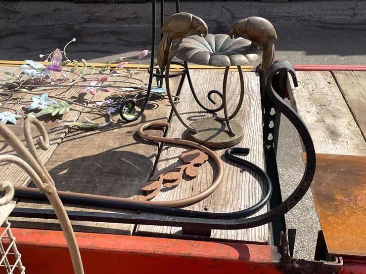 #7026-•-(8)-pieces-yard-art-decorations-(o4)-image-27