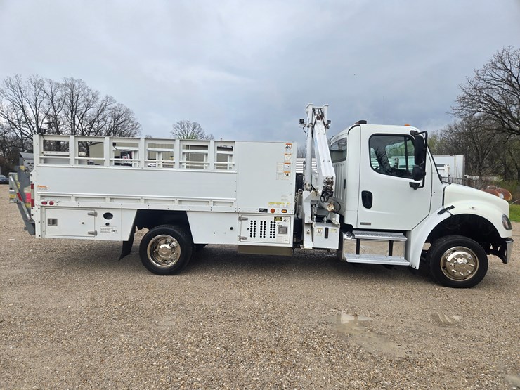 2010-freightliner-m2-106-image-23