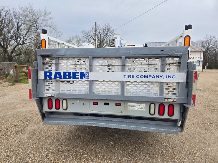 2010-freightliner-m2-106-image-16