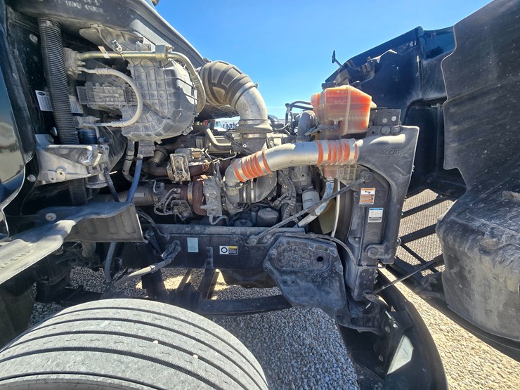 2016-peterbilt-579-image-38