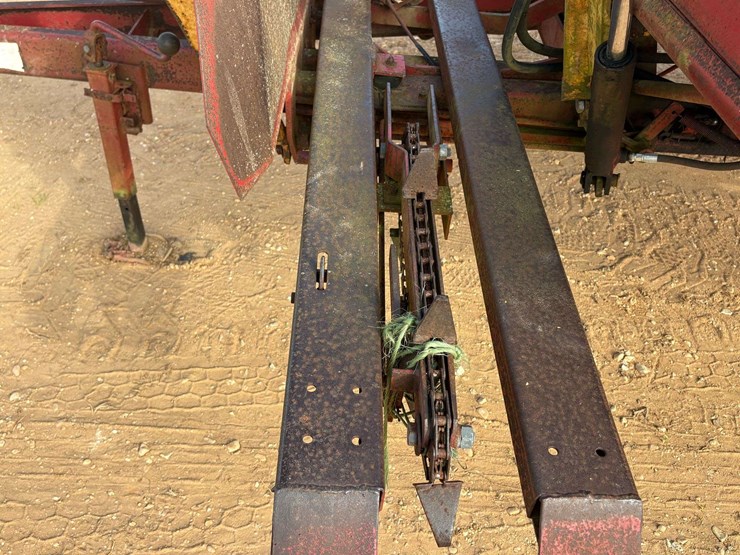 new-holland-1033-image-12