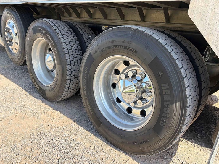 2017-peterbilt-389-image-7