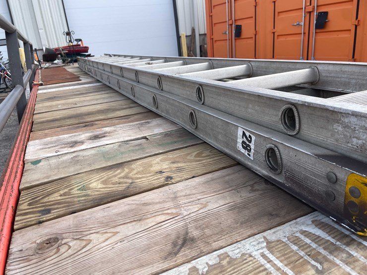 #7078-•-28'-louisville-ladder-(o4)-image-9