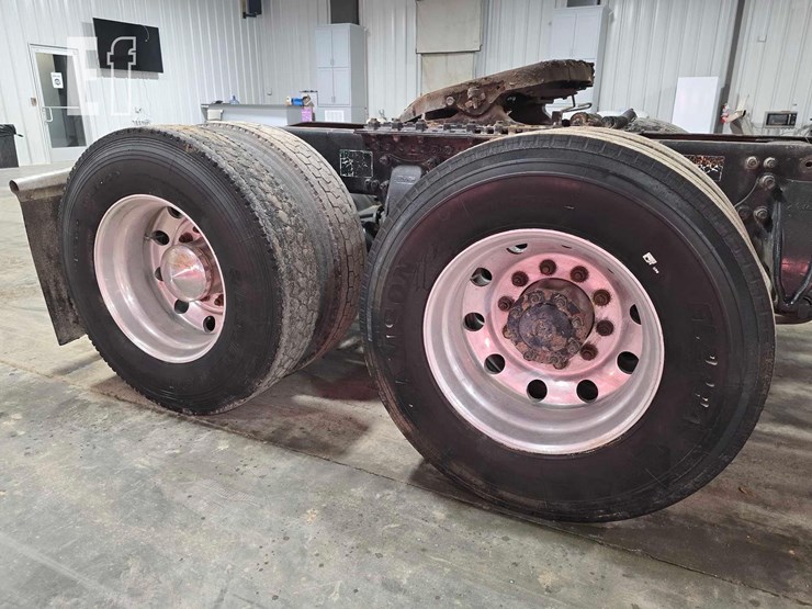 2009-freightliner-columbia-120-image-32