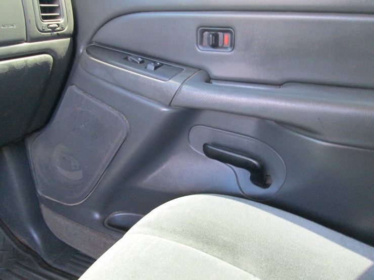 2004-chevrolet-2500hd-image-30