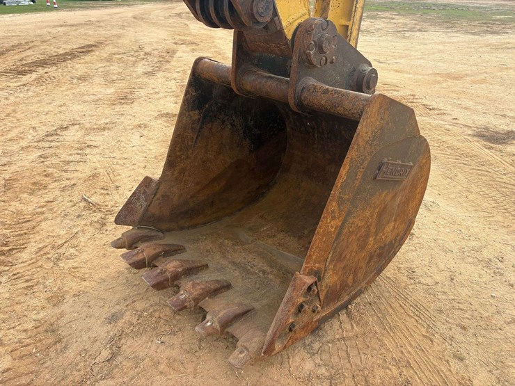 komatsu-pc200-image-12