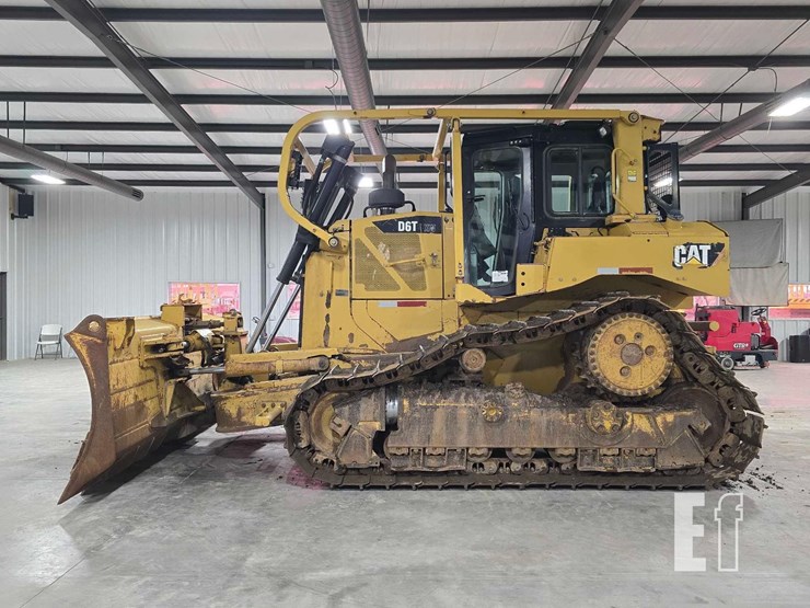 2011-caterpillar-d6t-xw-image-5