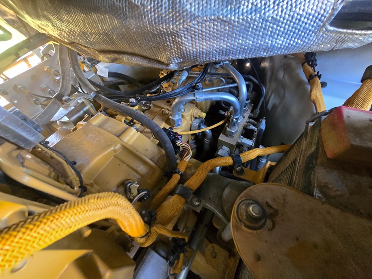 2014-caterpillar-953d-image-45