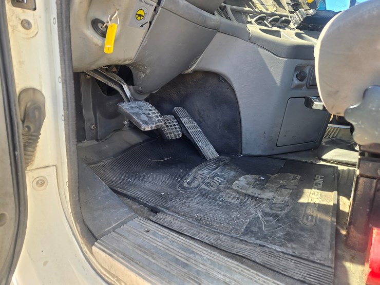 2006-freightliner-columbia-120-image-49