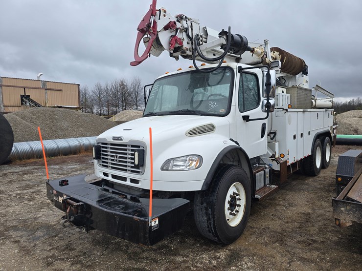 2013-freightliner-m2-106-image-1