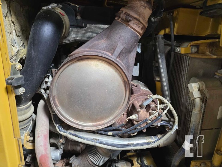 2011-caterpillar-d6t-xw-image-21