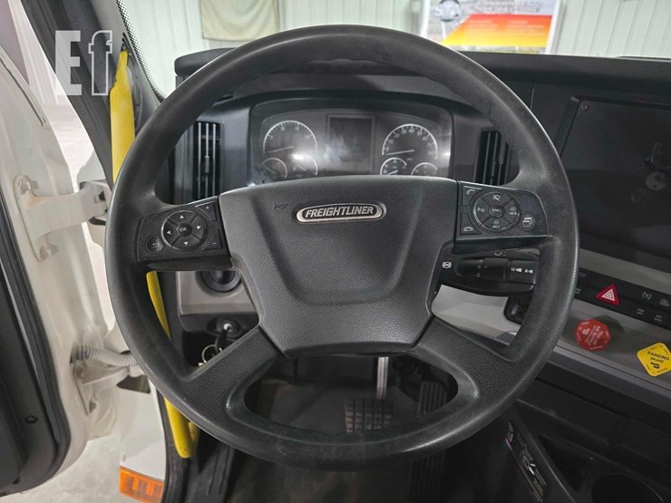 2020-freightliner-cascadia-126-image-10