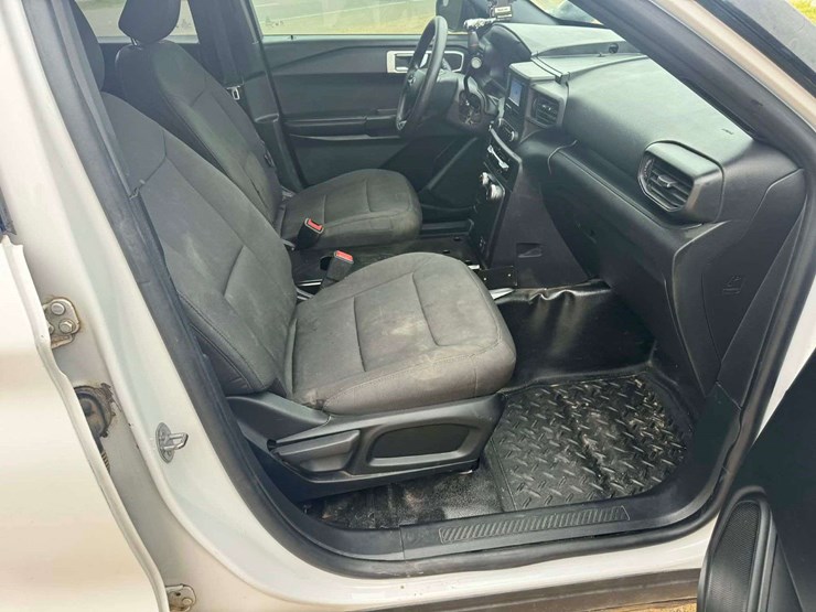 2021-ford-explorer-image-15