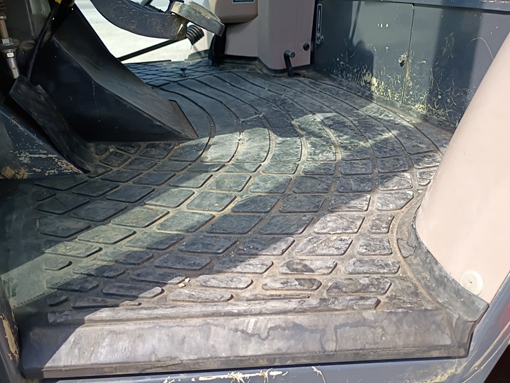 2019-kubota-m7060-image-26