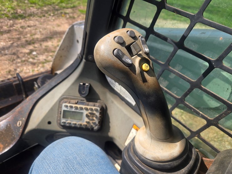 2010-bobcat-t650-image-37