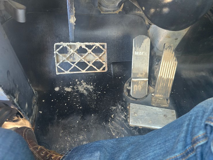 2001-mack-rd688s-image-105