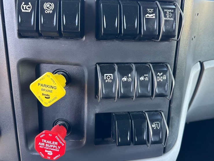 2023-peterbilt-579-image-33