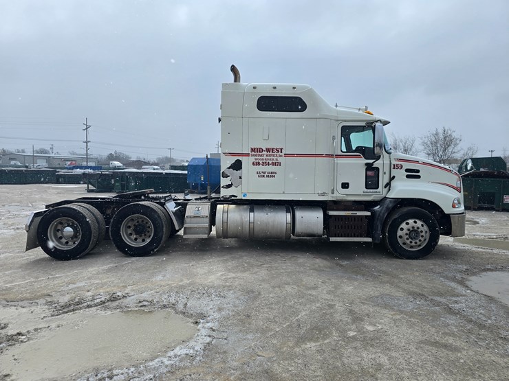 #22593-•-2016-mack-cxu613-pinnacle-sleeper-truck-image-11