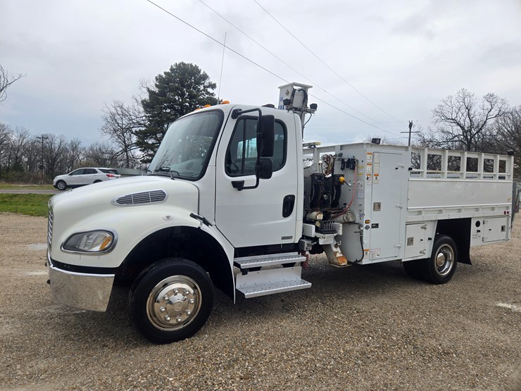 2010-freightliner-m2-106-image-5