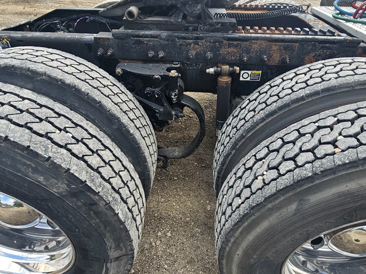 2012-peterbilt-384-image-103