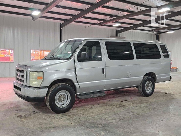 2011-ford-e350-xlt-image-1