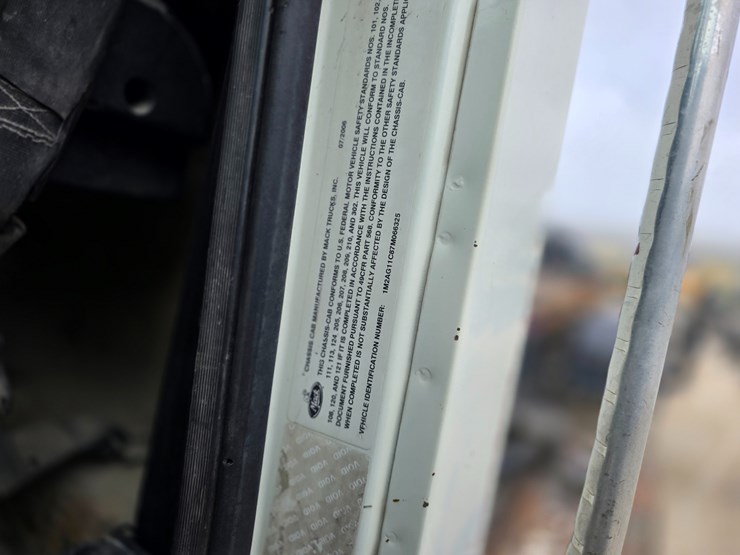 #22590-•-2007-mack-cv713-granite-roll-off-truck-image-39