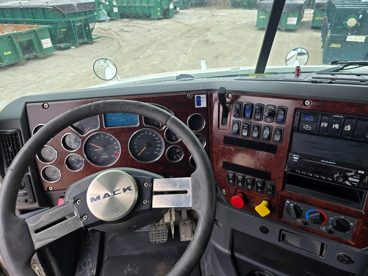 #22593-•-2016-mack-cxu613-pinnacle-sleeper-truck-image-41