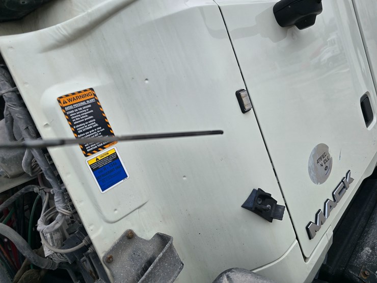 #22593-•-2016-mack-cxu613-pinnacle-sleeper-truck-image-23