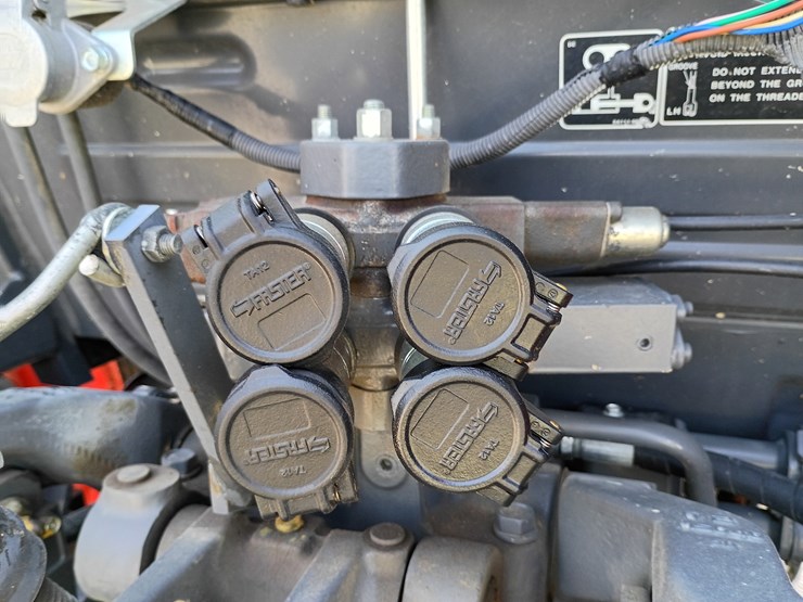 2019-kubota-m7060-image-49