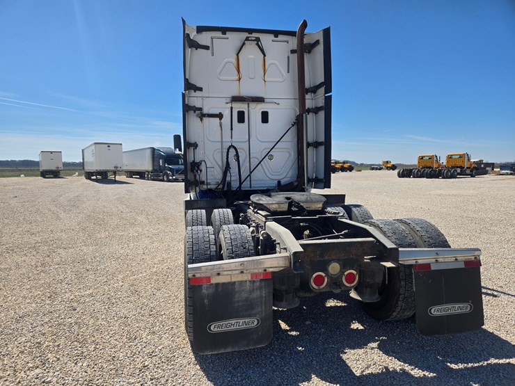 2014-freightliner-cascadia-125-image-14