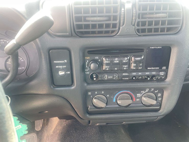 2000-chevrolet-s10-image-13