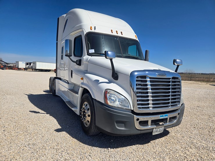 2014-freightliner-cascadia-125-image-27