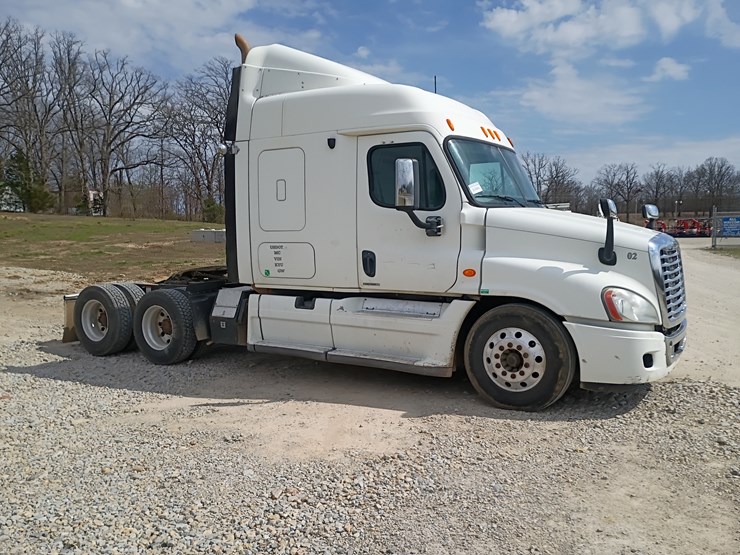 2009-freightliner-cascadia-125-image-12