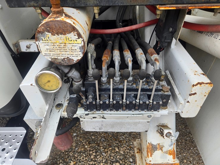 2010-freightliner-m2-106-image-71