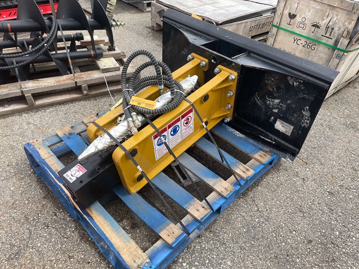 #7052-•-unused-agt-680-skid-steer-hydraulic-concrete-breaker-hammer-(o10)-image-2
