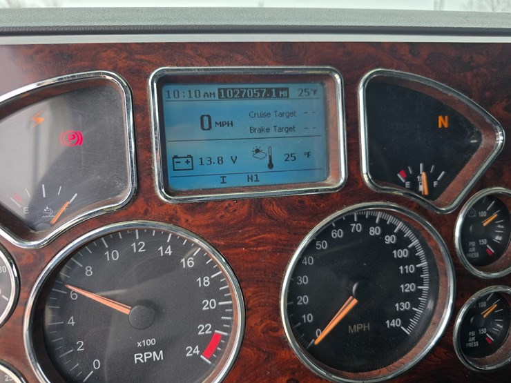 #22593-•-2016-mack-cxu613-pinnacle-sleeper-truck-image-47