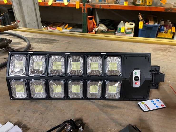 #2425-•-led-parking-lot/-yard-light-(pr12)-image-1