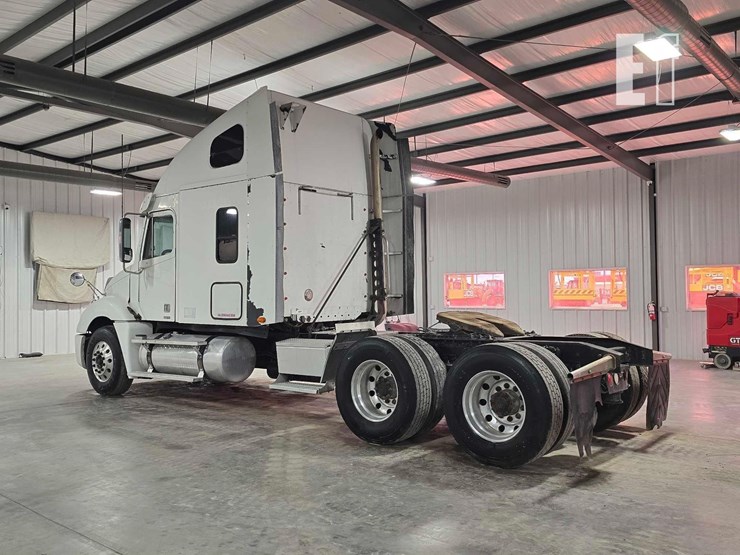 2009-freightliner-columbia-120-image-4
