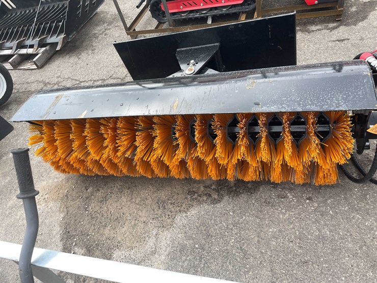#7047-•-unused-61"-angle-skid-steer-sweeper-broom-(o10)-image-1