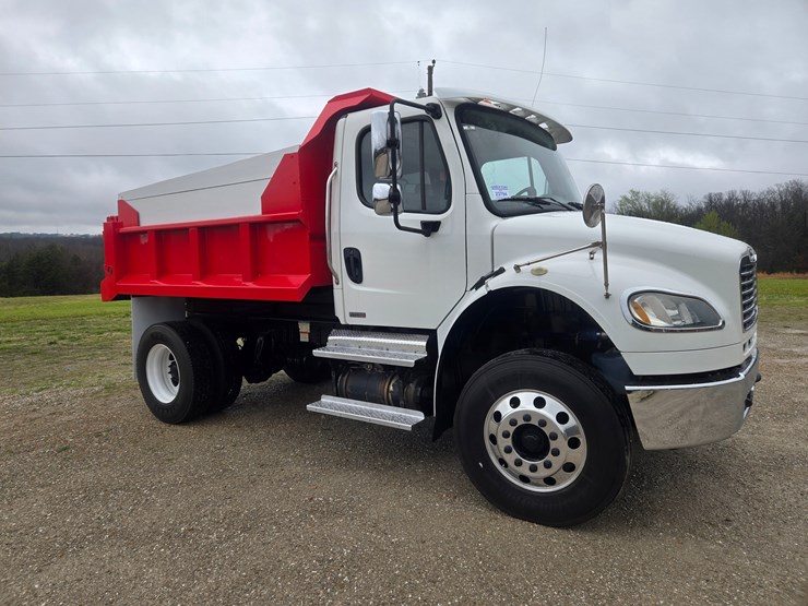 2012-freightliner-m2-106-image-21