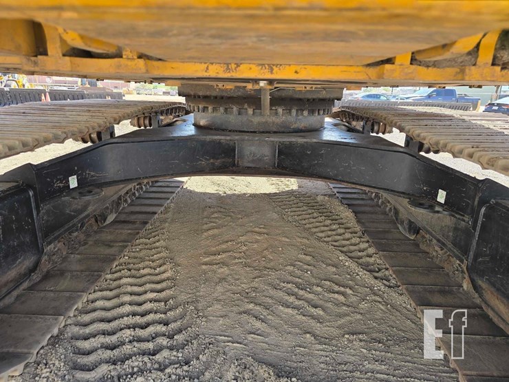 2020-caterpillar-323-image-30