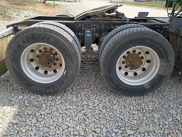 2009-freightliner-cascadia-125-image-105