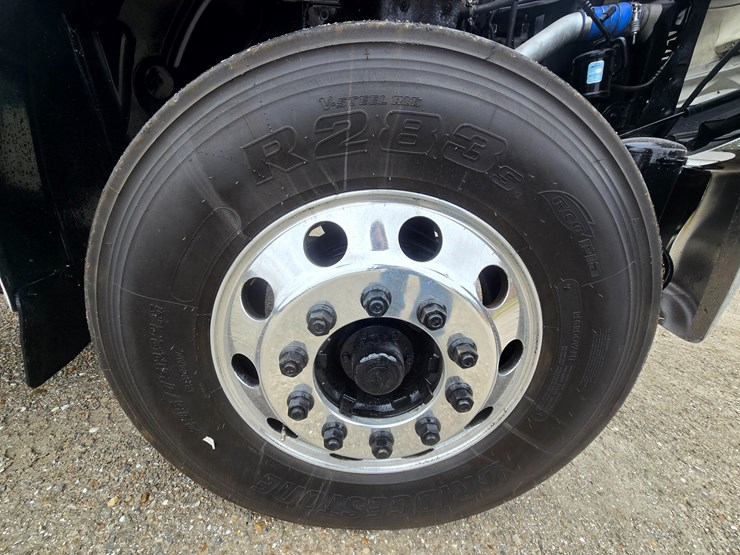 2012-freightliner-m2-106-image-99