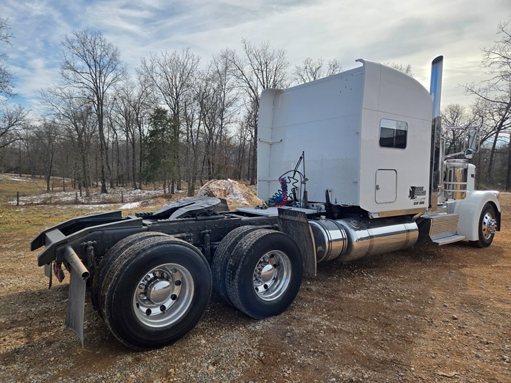 2014-peterbilt-389-image-21