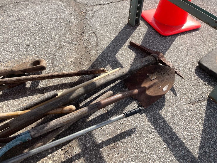 #7025-•-(11)-handled-yard-tools-(o4)-image-5