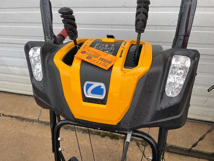 #7011-•-cub-cadet-26"-snowblower-(o3)-image-10