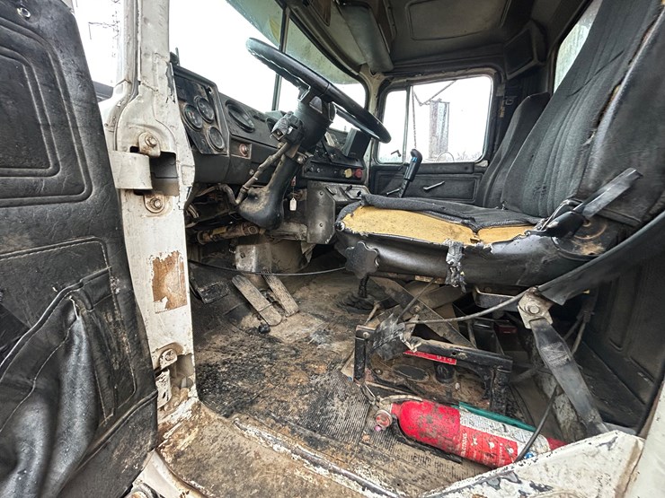 2001-mack-rd688s-image-48